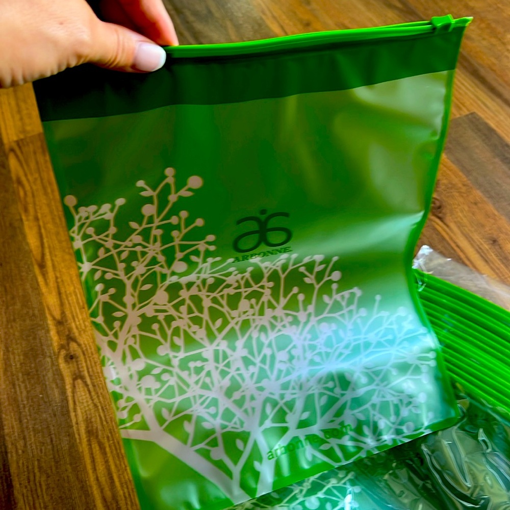 Arbonne green zipper bags (set of 22pcs).